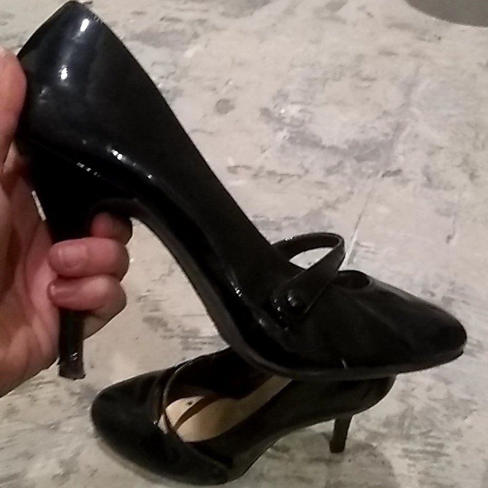 Black heel with single strap